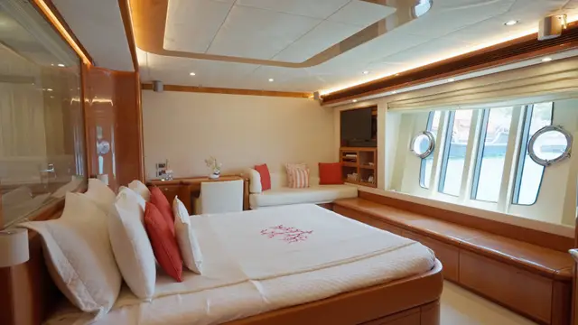 Lady Natassa Ferretti 830 Fly yacht – photo 7