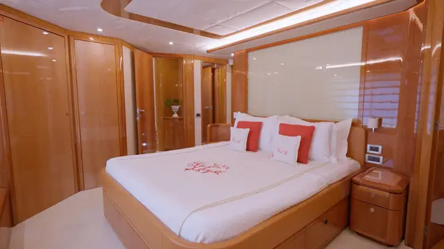 Lady Natassa Ferretti 830 Fly yacht – photo 8